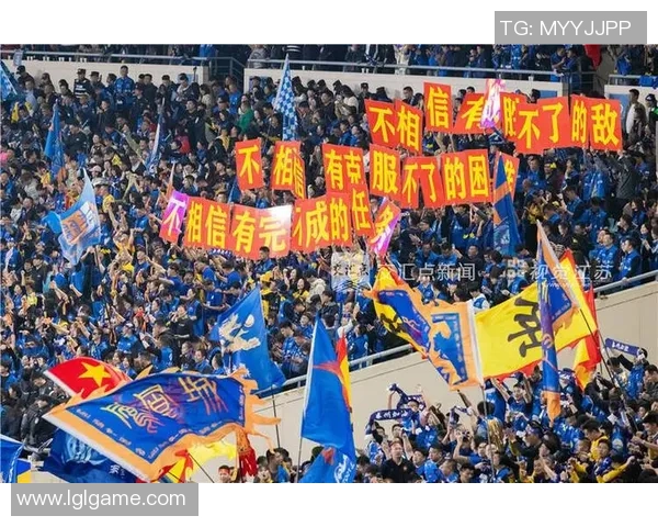 足球巨星凝视荣耀奖杯的瞬间：追求卓越与无尽梦想的交汇点