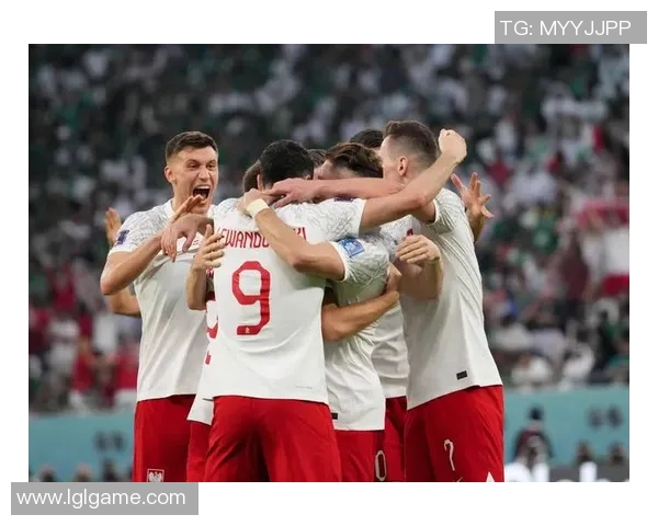 足球巨星齐聚一堂经典合照 展现足坛辉煌瞬间与荣耀时刻 足球巨星齐聚一堂经典合照 展现足坛辉煌瞬间与荣耀时刻